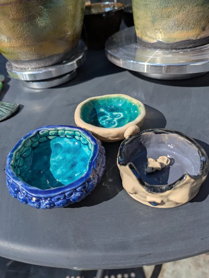Gotowe miseczki i niewielkie naczynia ceramiczne po wypale.